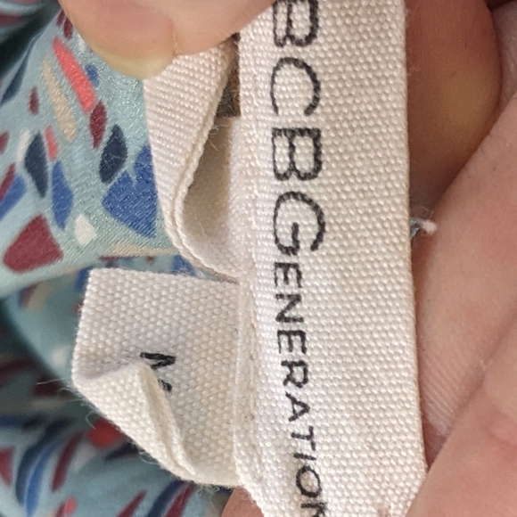 BCBG Generation Sleeveless Flowy Top W/ Geometric Print & Navy Collar Sz M - Picture 3 of 3